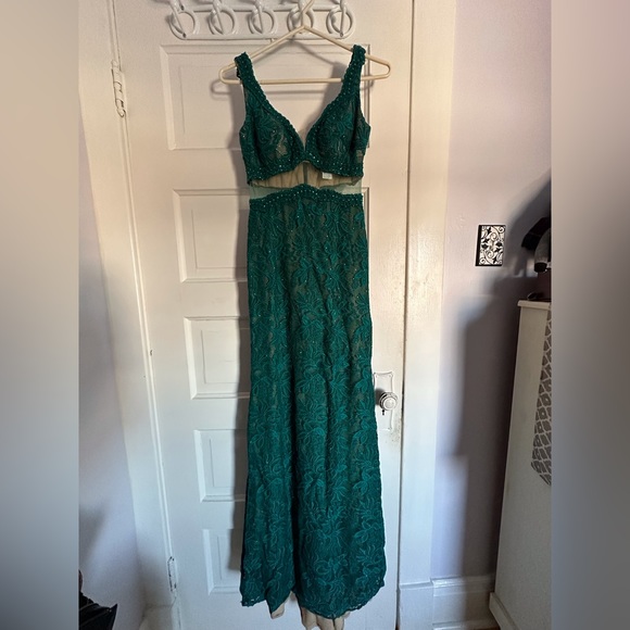 Le Femme Lace Prom dress - Picture 2 of 7